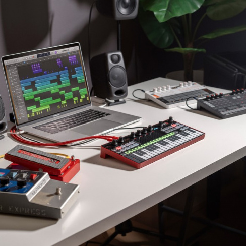 IK Multimedia - Sintetizador UNO Synth Pro Desktop