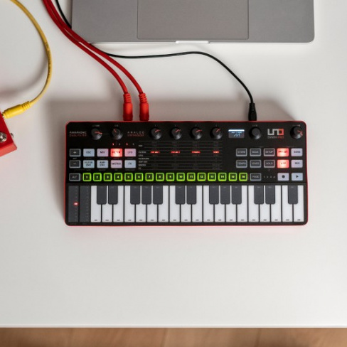 IK Multimedia - Sintetizador UNO Synth Pro Desktop