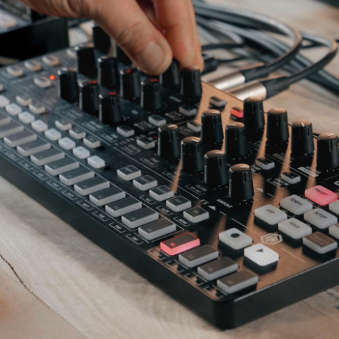 IK Multimedia - Sintetizador UNO Synth Pro X