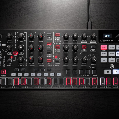 IK Multimedia - Sintetizador UNO Synth Pro X