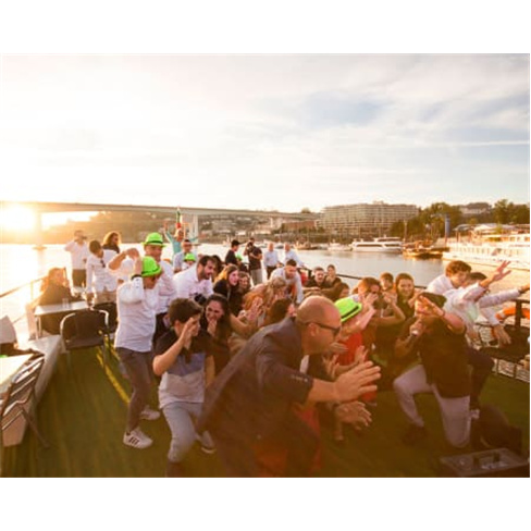 Cruzeiro das 6 Pontes no Douro: Sunset Party com DJ a Bordo!