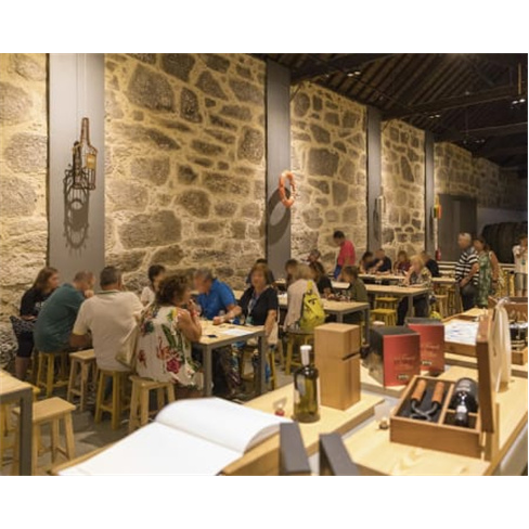 Descubra Caves Poças: Visita Guiada & 4 Provas de Vinhos do Porto à escolha