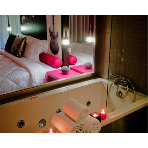 Vinyl M Hotel - Aveiro | Estadia com Banheira de Hidromassagem 1 Noite