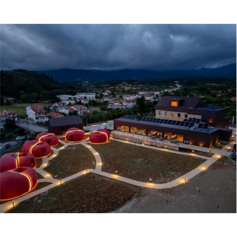 Cherry Sculpture Hotel - Covilhã | Escapadinha em Bungalow em Forma de Cereja 1