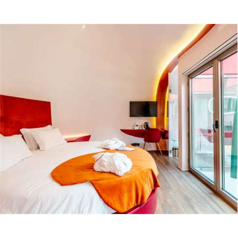 Cherry Sculpture Hotel - Covilhã | Escapadinha em Bungalow em Forma de Cereja 1