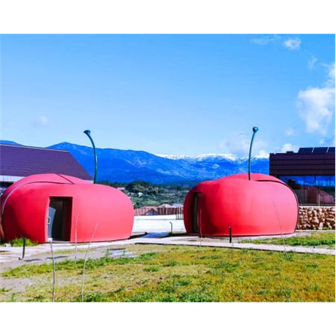 Cherry Sculpture Hotel - Covilhã | Escapadinha em Bungalow em Forma de Cereja 1