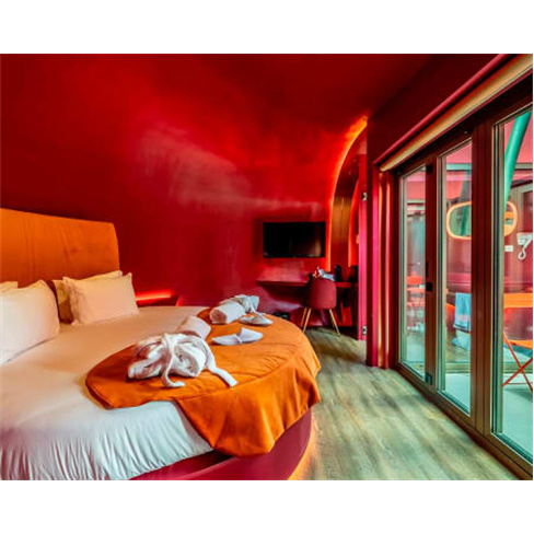 Cherry Sculpture Hotel - Covilhã | Escapadinha em Bungalow em Forma de Cereja 1