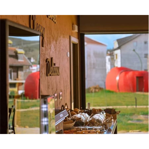 Cherry Sculpture Hotel - Covilhã | Escapadinha em Bungalow em Forma de Cereja 1