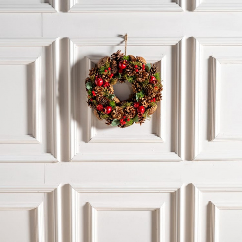 Coroa decorada bagas vermelhas e pinhas ⌀34 cm
