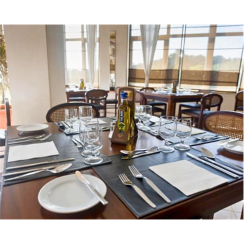 Hotel Amazônia Jamor 4* - Oeiras | Escapadinha Romântica com Piscinas: 1 Noite