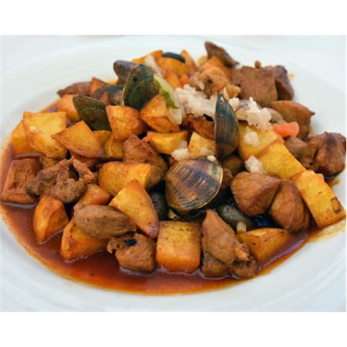 Jantar Tradicional com Sangria & Fado ao Vivo em Alfama para Dois | Estaca Zero