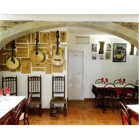 Jantar Tradicional com Sangria & Fado ao Vivo em Alfama para Dois | Estaca Zero