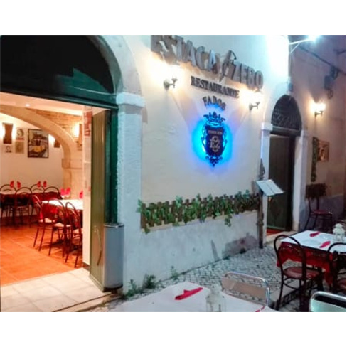 Jantar Tradicional com Sangria & Fado ao Vivo em Alfama para Dois | Estaca Zero