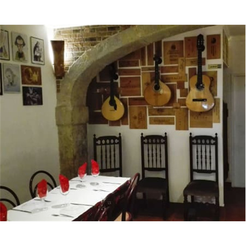 Jantar Tradicional com Sangria & Fado ao Vivo em Alfama para Dois | Estaca Zero