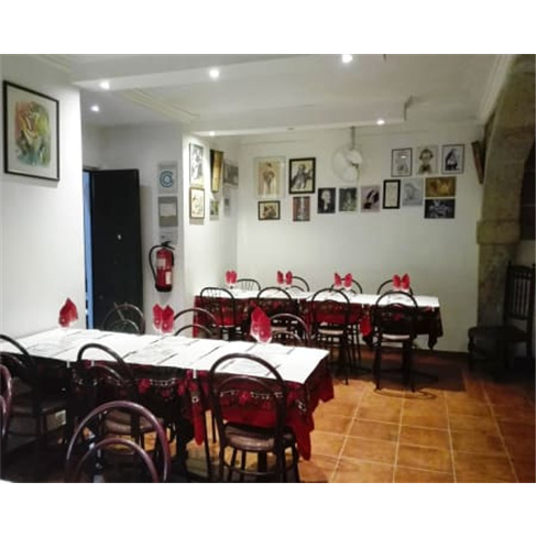 Jantar Tradicional com Sangria & Fado ao Vivo em Alfama para Dois | Estaca Zero