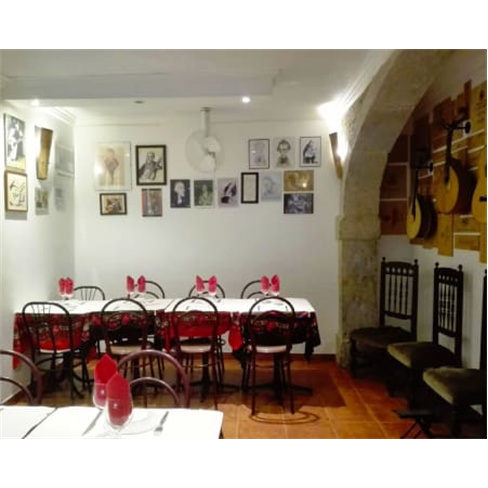 Jantar Tradicional com Sangria & Fado ao Vivo em Alfama para Dois | Estaca Zero